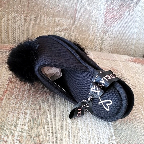 *NEW* VICTORIA'S SECRET Black Pom Pom Slip On Slippers Size Small (5-6) - Picture 4 of 5